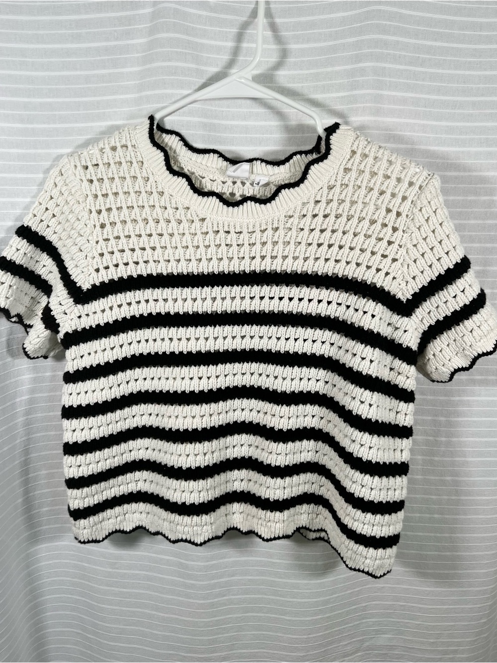 GAP White & black Crochet Short Sleeve Top with Black Trim & scalloped edges